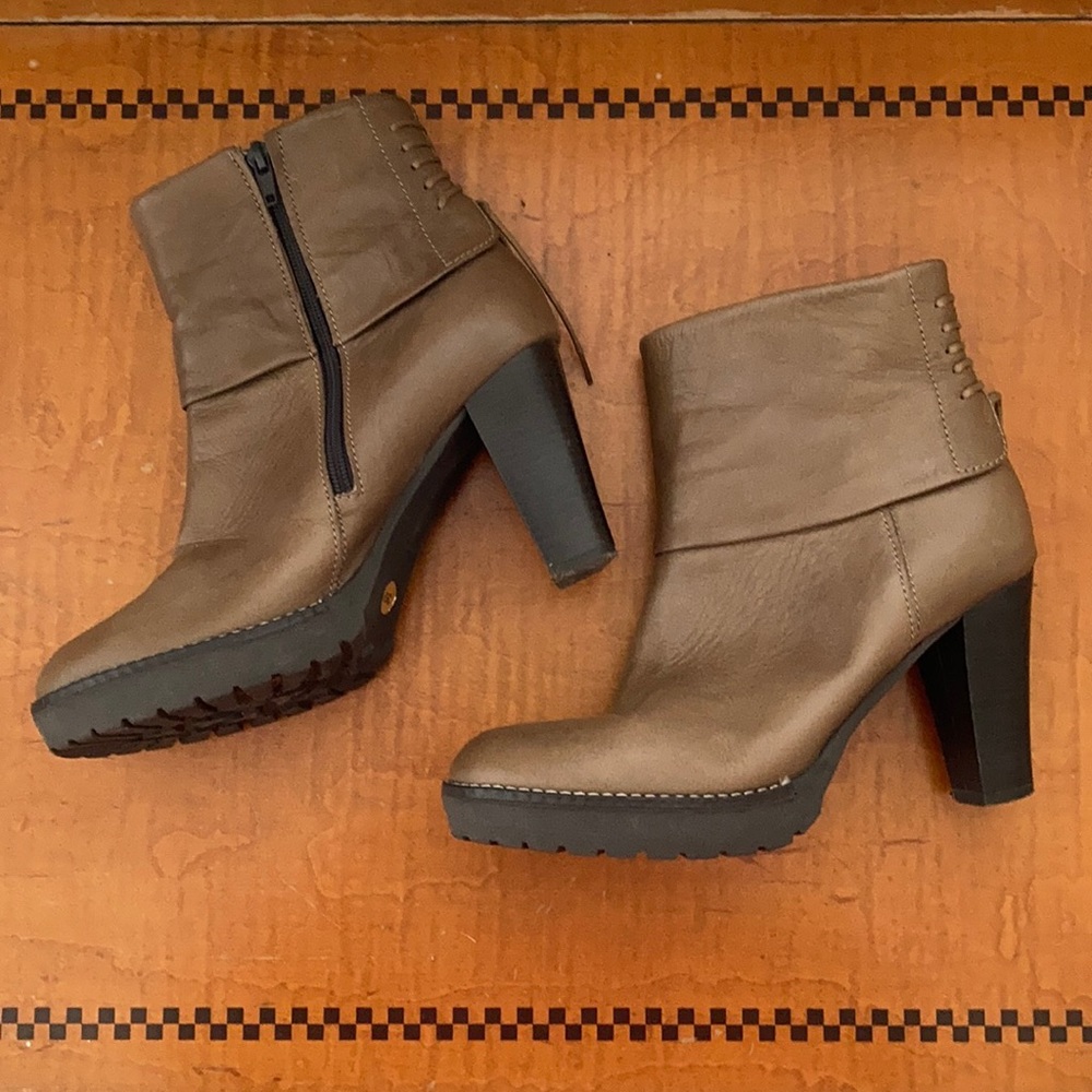 Heeled lace up back leather boot 39
